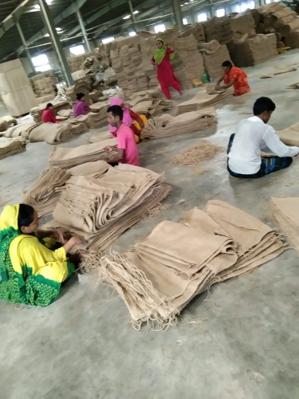 Hessian bags in bale and hessian plain bag - Image 3